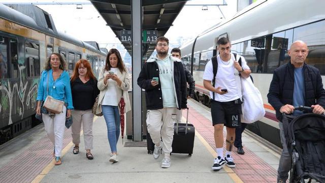 Universitarios y trabajadores  a su llegada a la estación de Vigo-Guixar en tren este viernes. |   // ALBA VILLAR