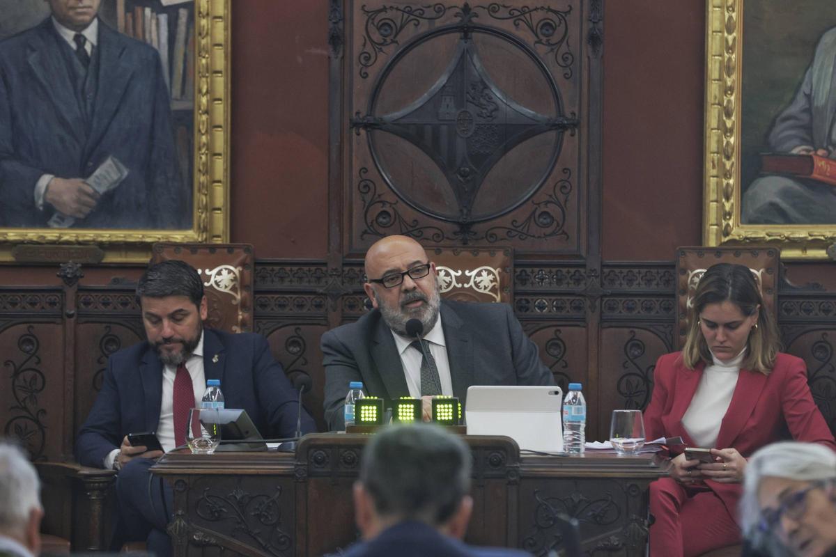 El alcalde Martínez entre los regidores Bonet y Roca en el pleno de noviembre.