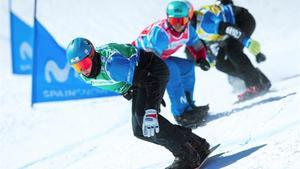 Lucas Eguibar, detrás del holandés Glenn de Bois, en una de las bajadas del snowboardcros de La Molina de Copa del Mundo, este sábado.