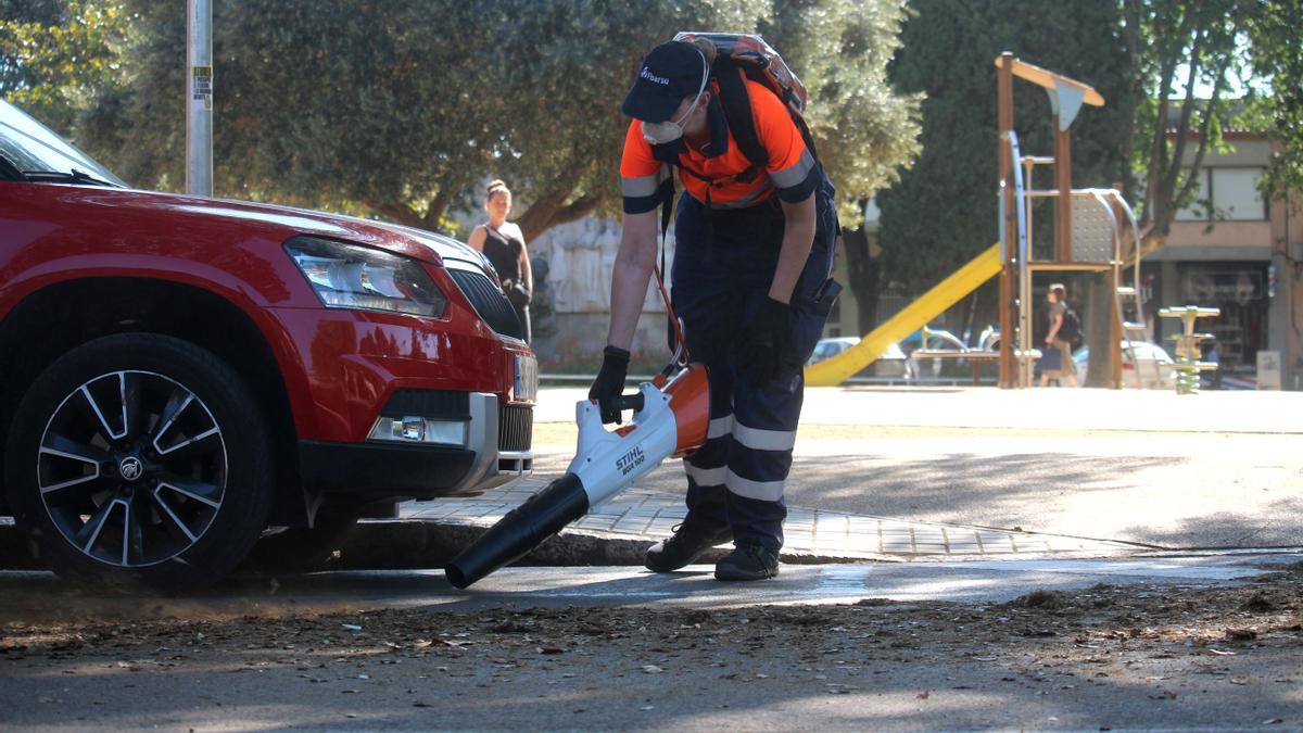 Una operària de Fisersa amb un bufador.