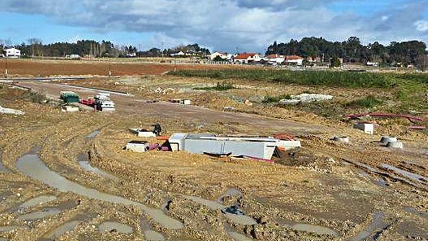 Zona de obras en la futura urbanización de Xaz, en las cercanías a la rúa Xenza.