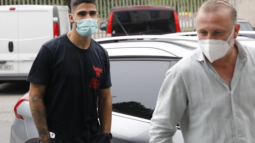 Juan Berrocal llega a Gijón para firmar su cesión una vez renueve con el Sevilla