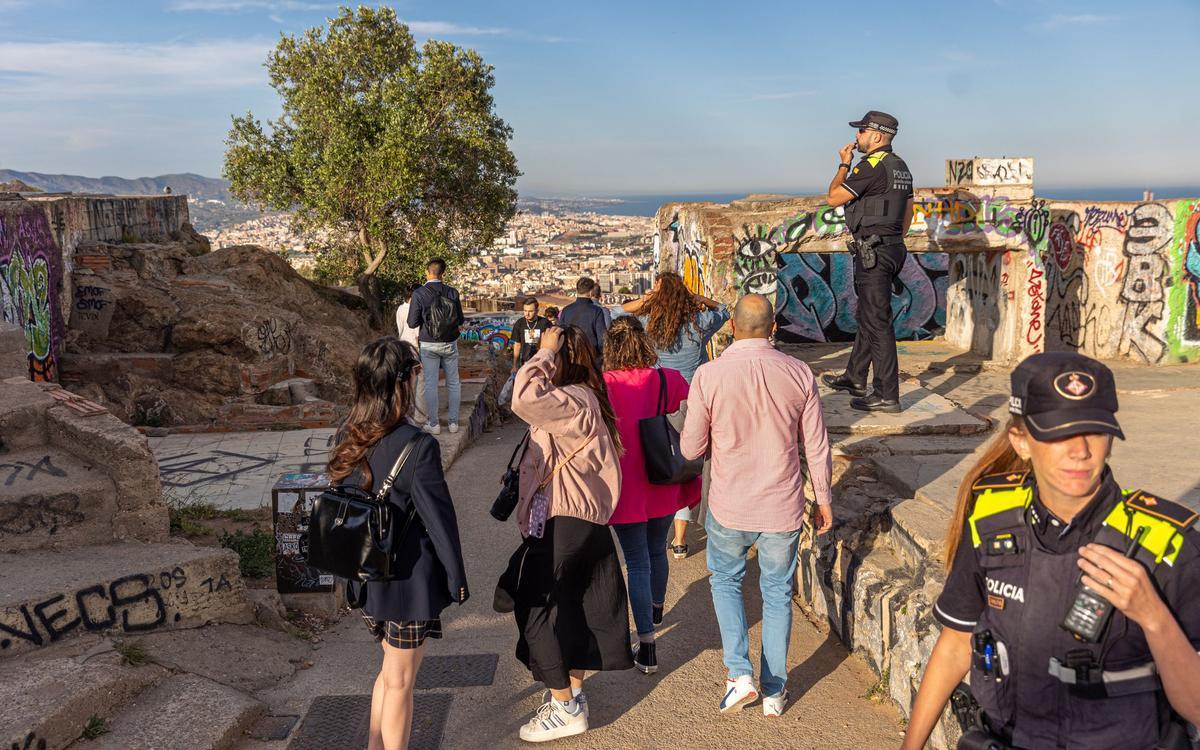 La Guardia Urbana desaloja los búnkers del Carmel de Barcelona