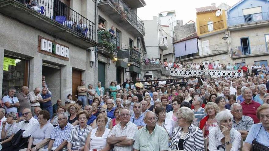 El festival &quot;Así canta Cangas&quot; llenó todos los días la plaza do Eirado do Costal en las Fiestas del Cristo. // Santos Álvarez