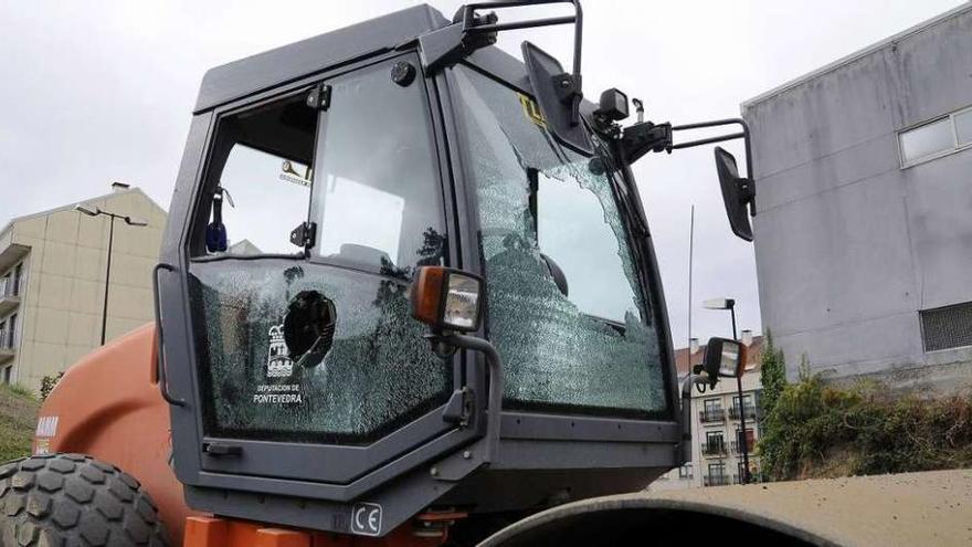 Destrozos en la cabina de la apisonadora.