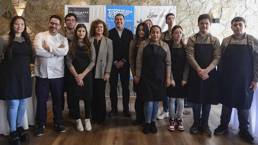 Rodríguez, centro, con profesores y alumnos de la FP Básica dual de Cociña e restauración del IES de Muxía