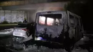 Arde una furgoneta en el aparcamiento de un hotel de Carballo