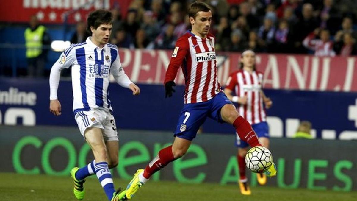 Griezmann, perseguido por Elustondo en una acción del partido