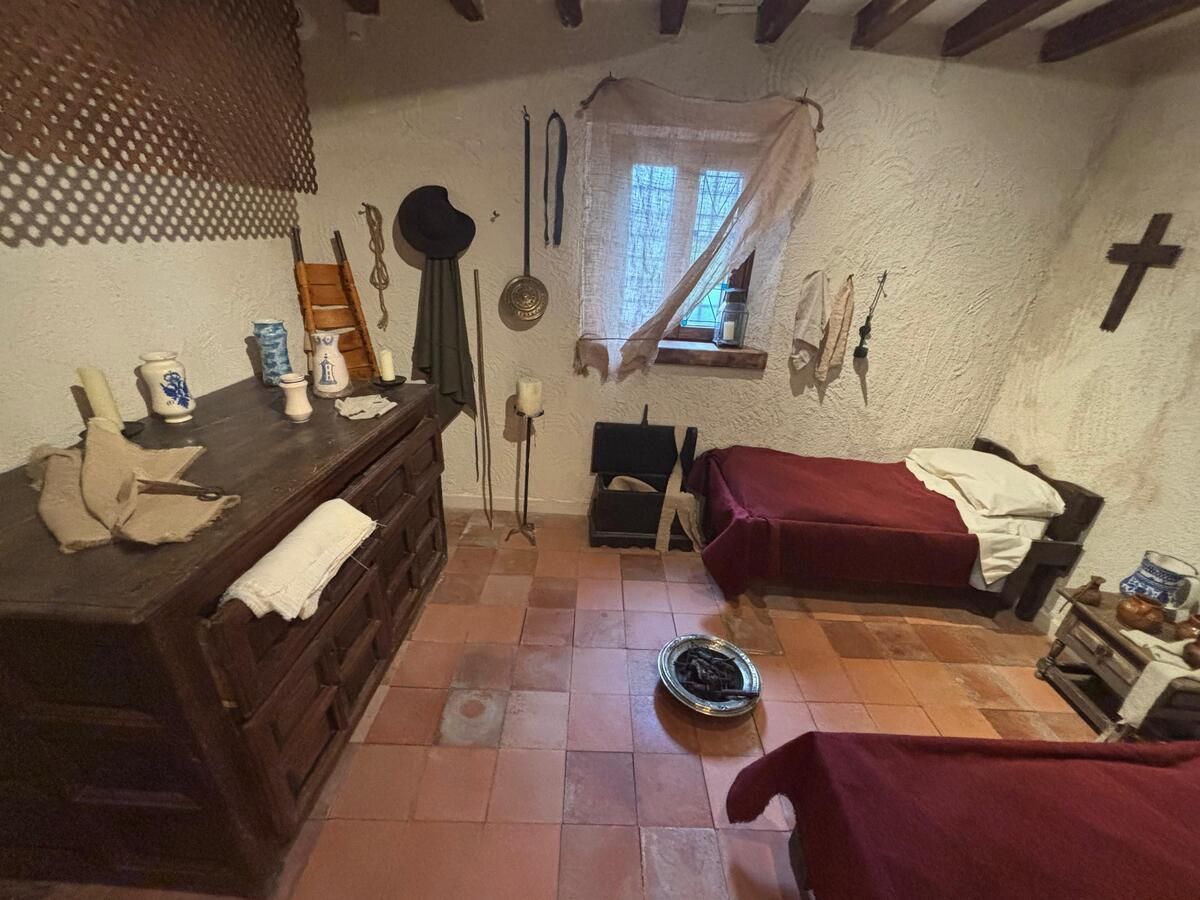 Así era una habitación del hospital: las sábanas rojas de la cama eran para disimular la sangre y las blancas para detectar con facilidad líquidos y posibles enfermedades