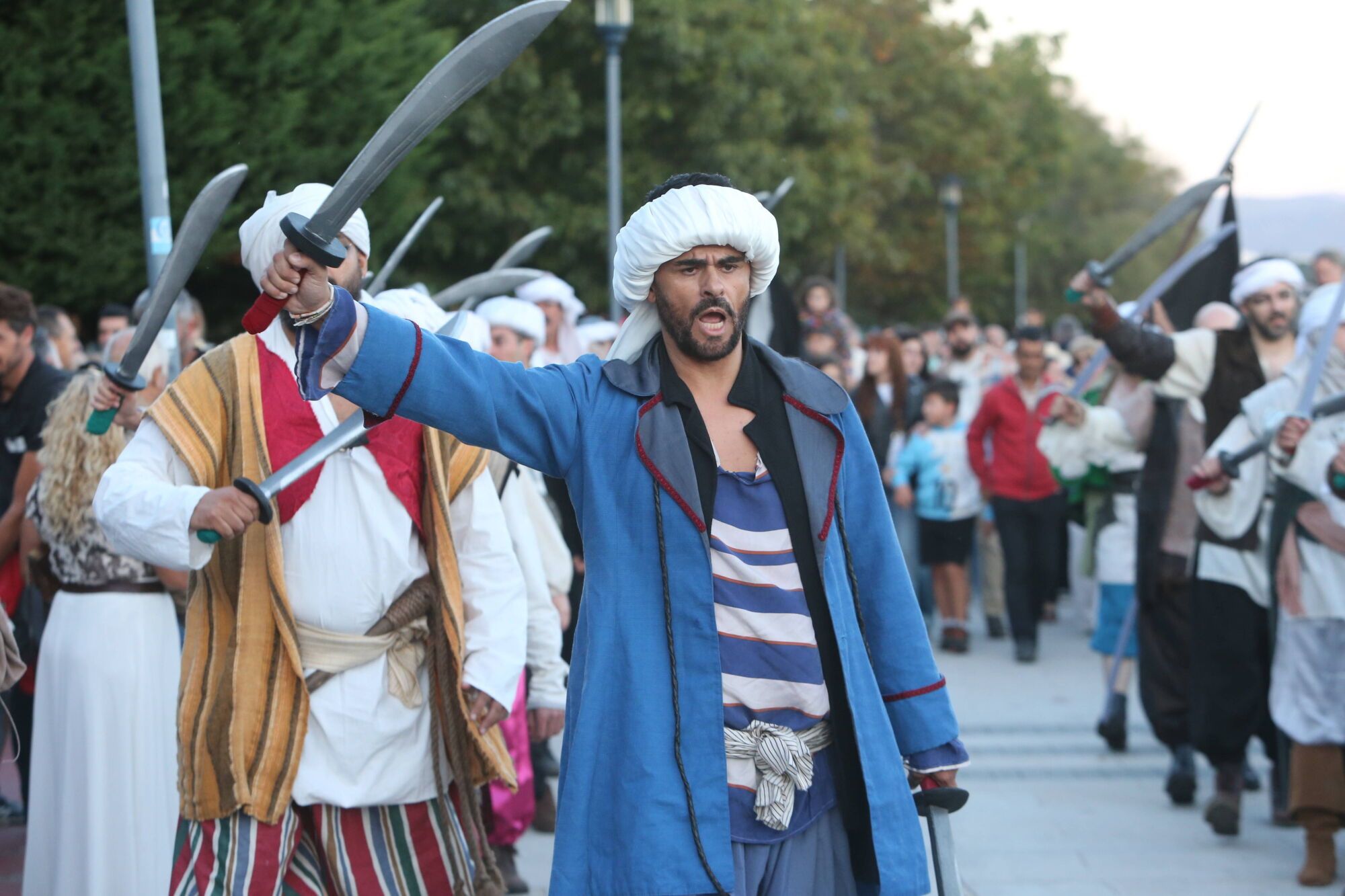REPRESENTACION TEATRAL DE LA INVASION TURCA DEFENSA DA VILA POR LAS CALLES DE CANGAS