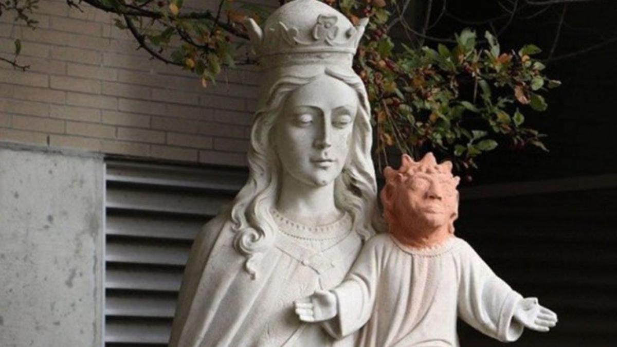 La polémica restauración de la escultura de un niño Jesús en una iglesia de Canadá.