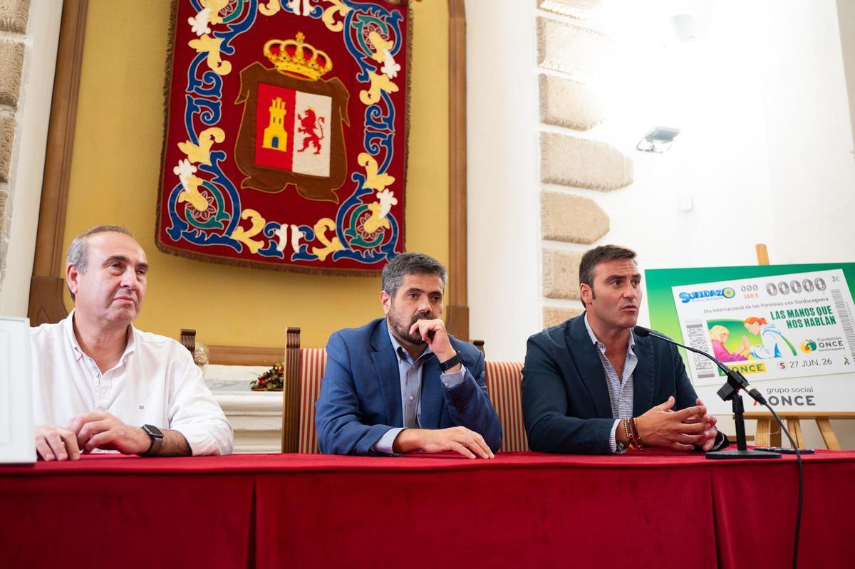 Extremadura pone voz en Cáceres a la realidad de la sordoceguera: "Es una discapacidad única"