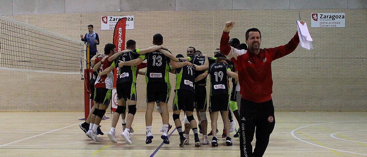 El Voleibol Zaragoza, con Diego Carreras en primer plano, celebra un triunfo en una imagen de archivo.