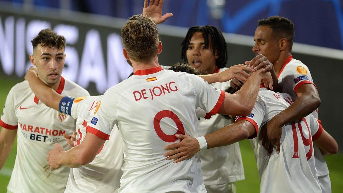 Jugadores del Sevilla celebrando un gol