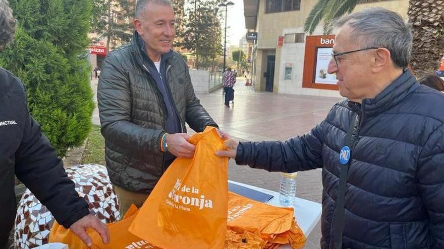 El Mercat de la Taronja reparte 700 bolsas reutilizables entre los asistentes