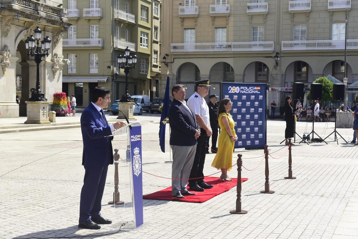 Presentación de Policías Nacionales en prácticas en la plaza de María Pita