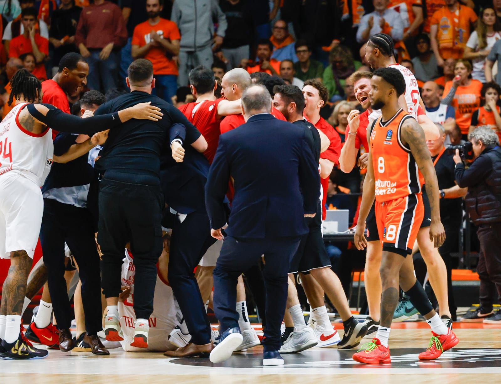 Incidentes en La Fonteta con los jugadores del Hapoel al final del partido