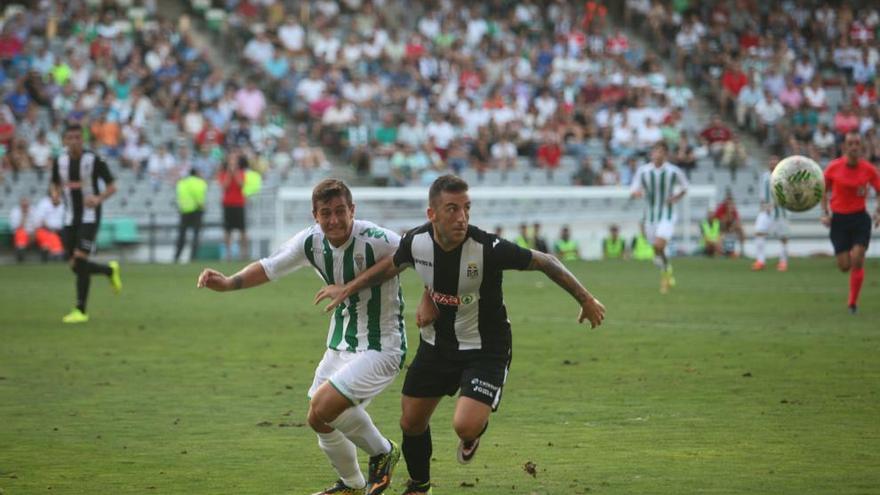 Óscar Rico pugna con un rival por el balón en un lance del partido.