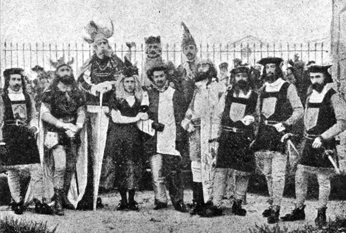 Comparsas de los Carnavales antiguo y moderno, posando ante la reja de las Ruinas de Santo Domingo.