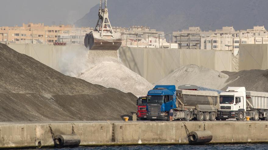 El Puerto dejará de mover cemento y clíncker al aire libre en diciembre de 2019