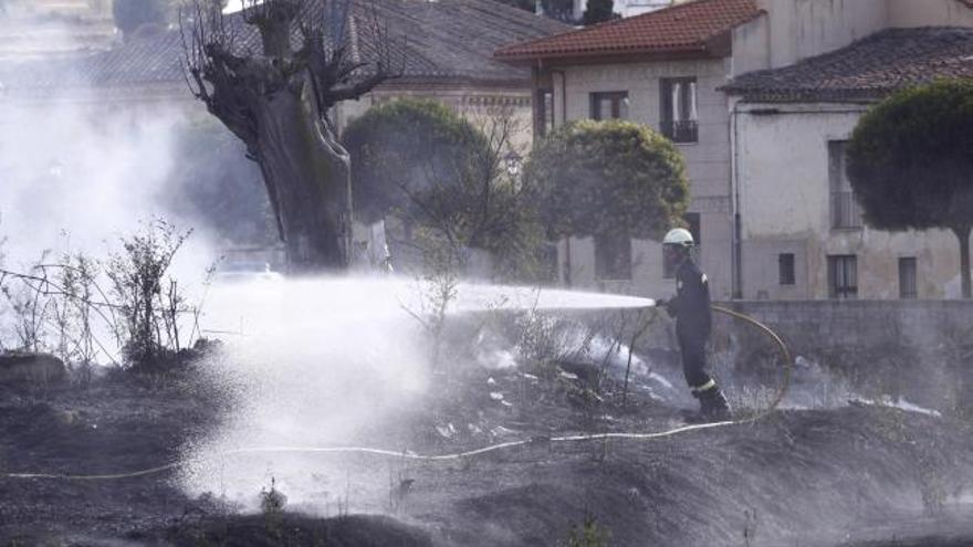 Un incendio calcina un solar de 3.000 metros cuadrados