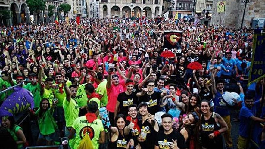 Las peñas se concentran en la Plaza Mayor el día del desfile.