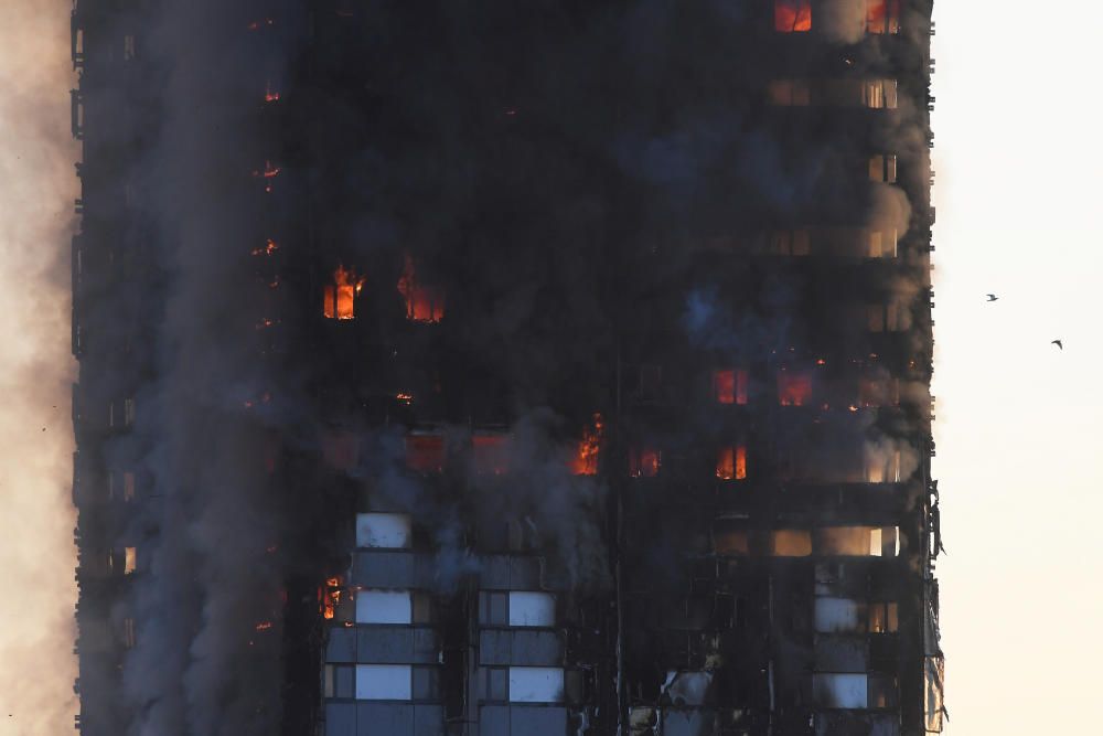 Incendi en un bloc de pisos de 27 plantes a Londres