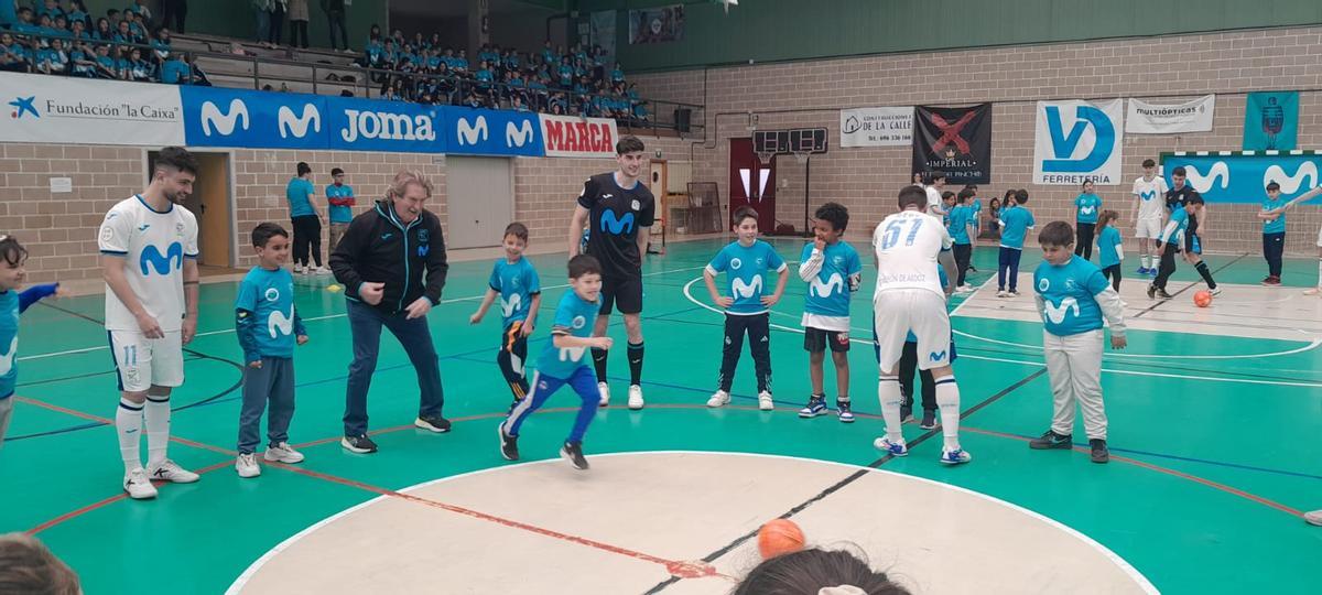Escolares de Toro disfrutan de una mañana de fútbol sala con los Mega Cracks del Inter Movistar