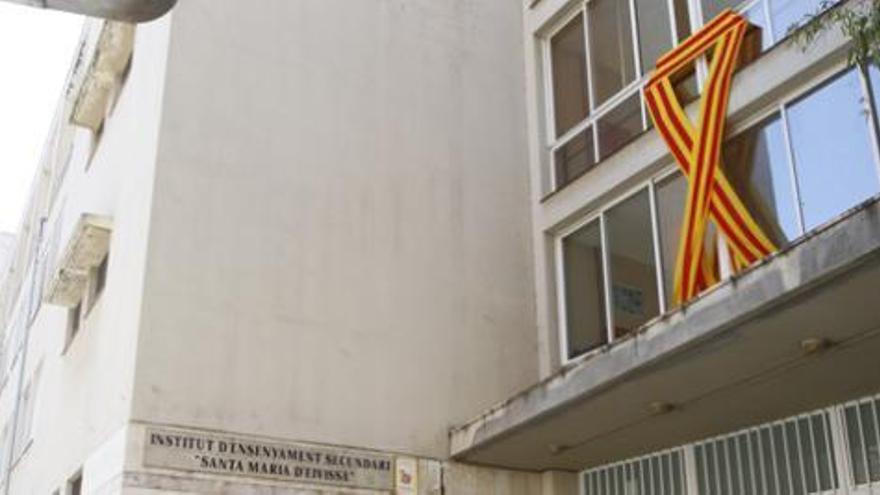 Lazo en defensa del catalán colocado en la fachada del instituto Santa Maria.