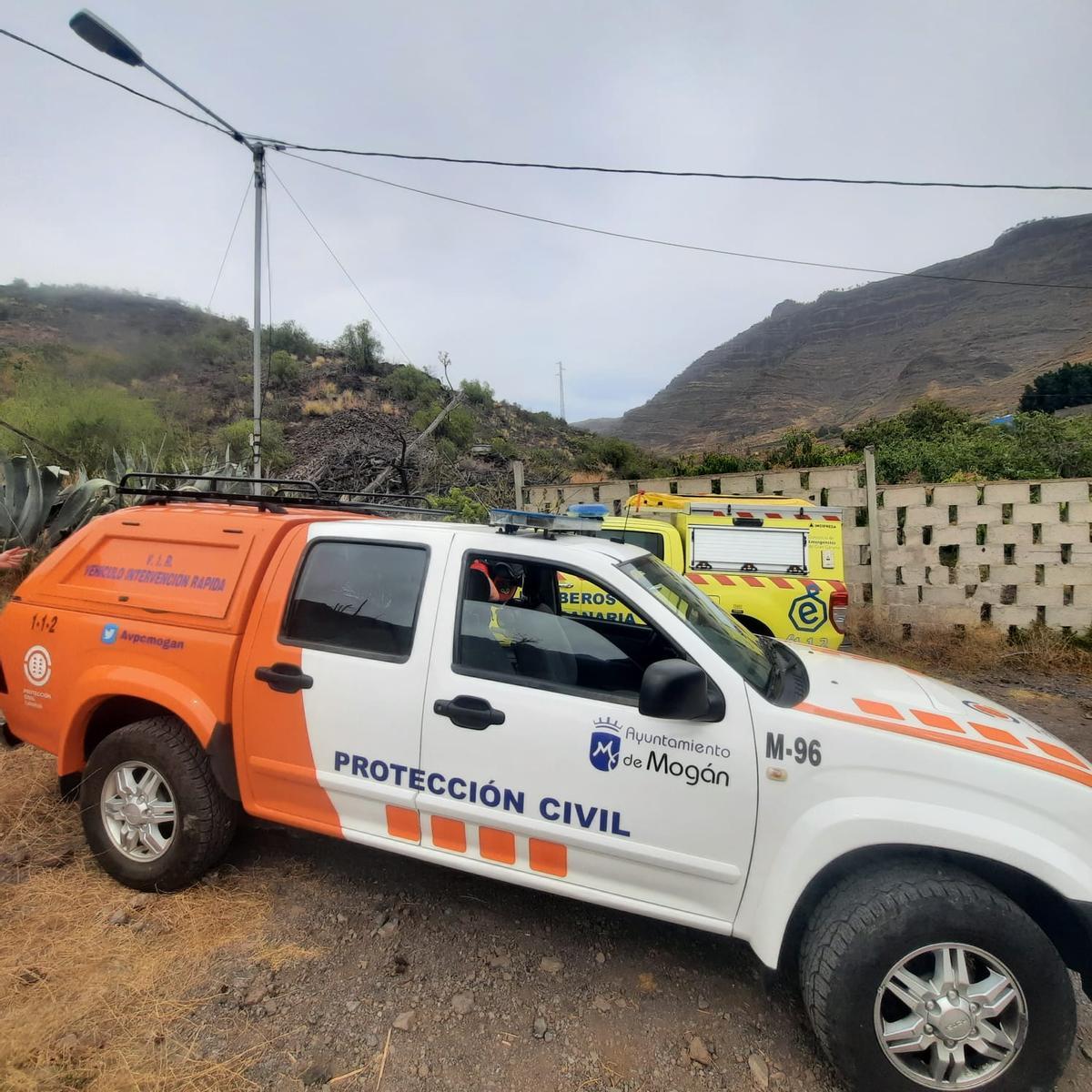 Los todoterrenos de Protección Civil y Consorcio de Emergencias cerca del lugar donde se atendió a la senderista fallecida.