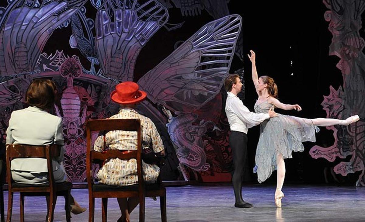 La reina Margarida II de Dinamarca (a la dreta) i Vicki Kennedy, viuda del senador Ted Kennedy, assisteixen aquest dimarts a un assaig de l’obra ’A Folk Tali’, al Centre d’Arts John F. Kennedy, a Washington D.C. (EUA).