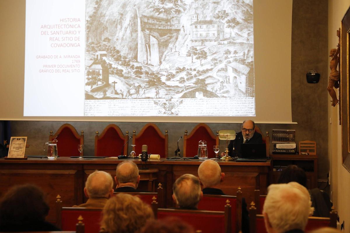 Antón Capitel, durante su discurso de ingreso en el Ridea como miembro de honor.