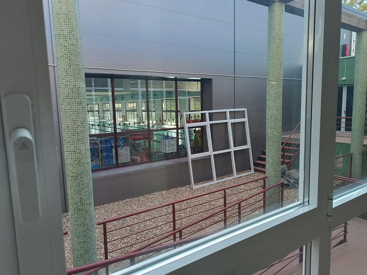 Imagen de la carpintería metálica que se está colocando en la piscina municipal.