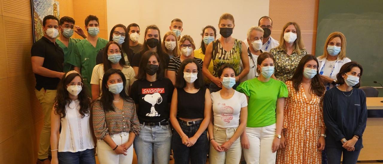 Foto de familia de los médicos, psicólogos y enfermeras que empiezan su formación en Zamora, con autoridades y tutores. |