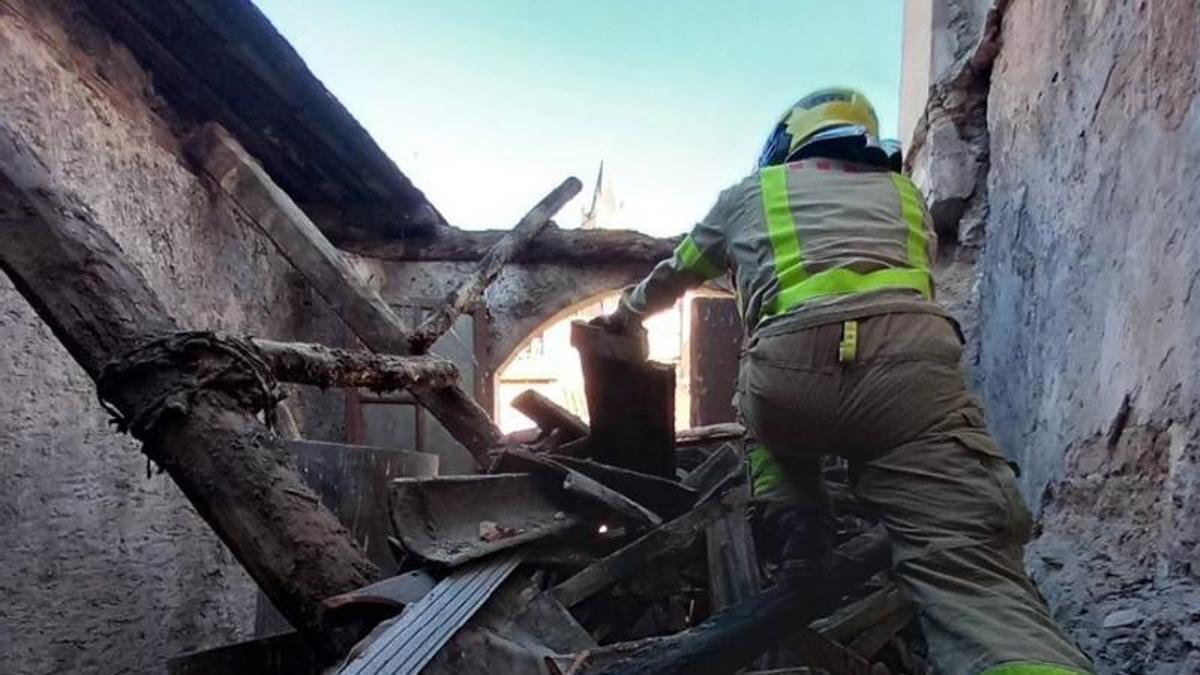 Els Bombers treballant al sostre de la casa afectada a Berga