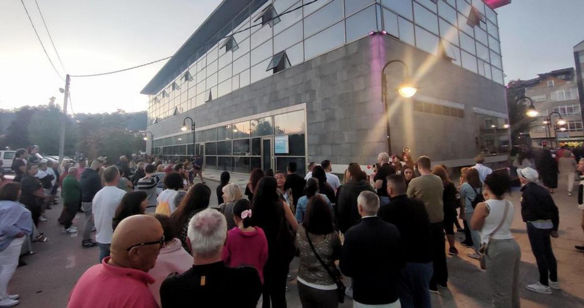 Ciudadanos concentrados a las puertas del consistorio. |