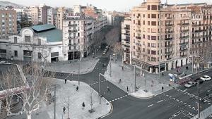 Obras en el Paral·lel. La avenida  cuenta con nuevas plazas y alumbrado led