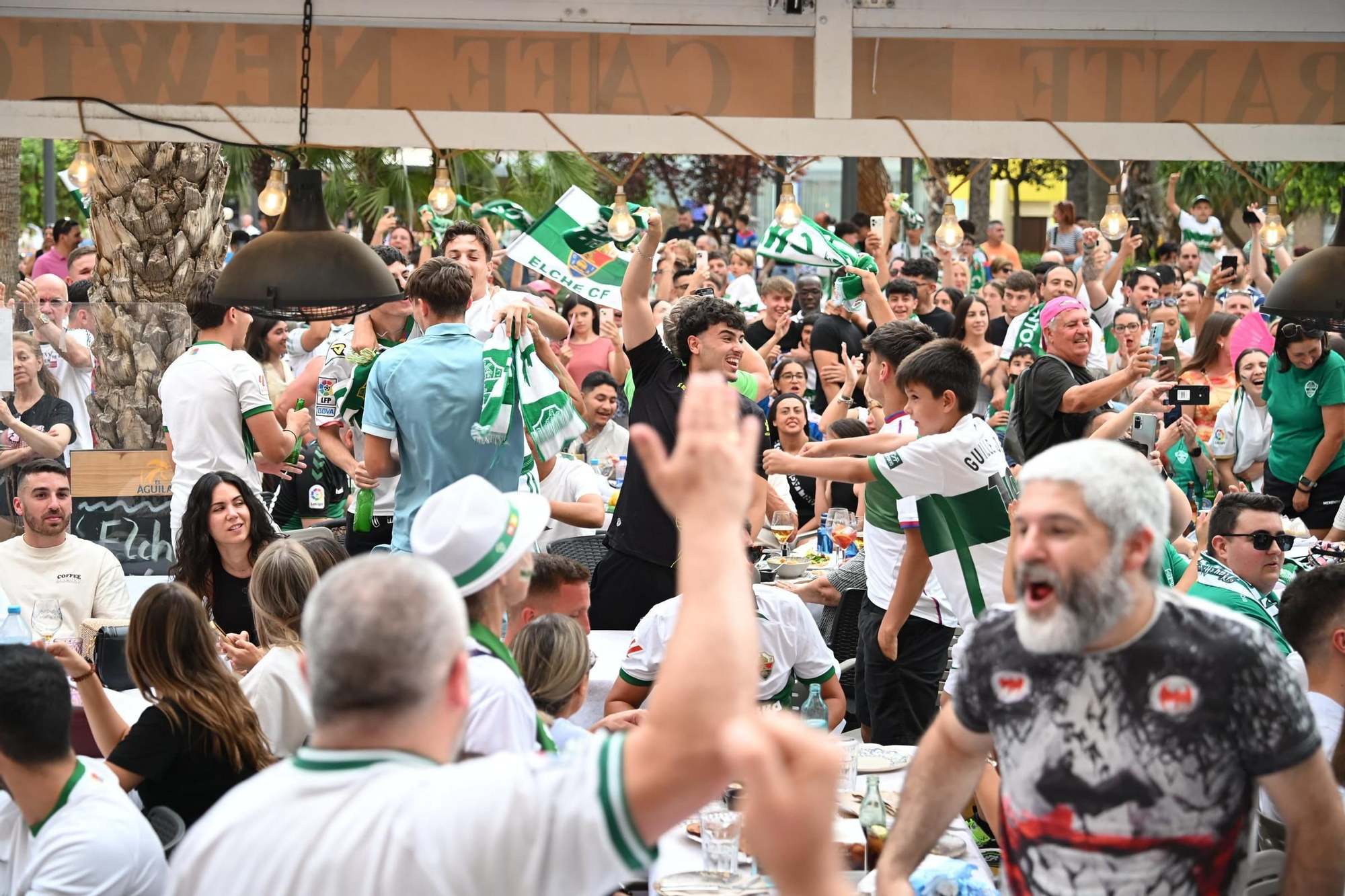 Terrazas llenas y nervios a flor de piel en el centro de Elche para ver el partido