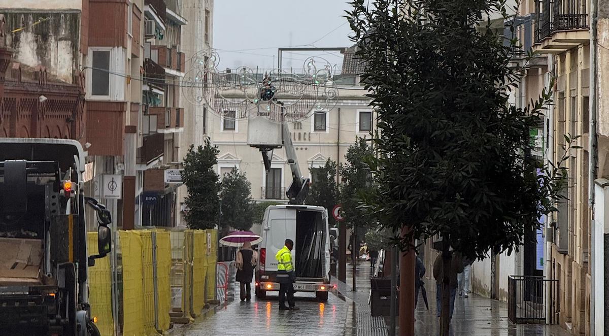 Operarios colocando las luces del Carnaval en las calles del centro, en Mérida.