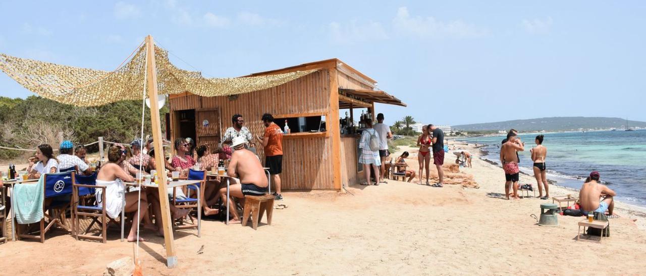 Uno de los quioscos, el 62, que se encuentra montado a lo largo de la playa de Migjorn.