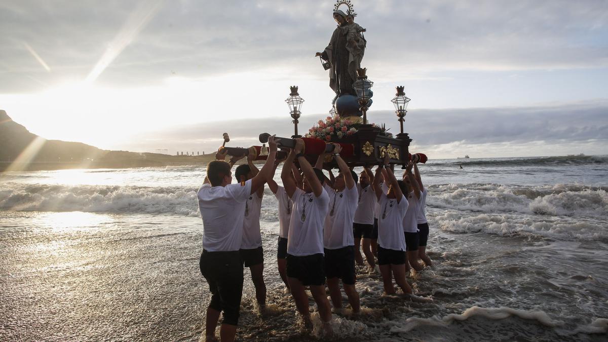 Los cofrades con la imagen de la virgen del Carmen, en la playa de Salinas.