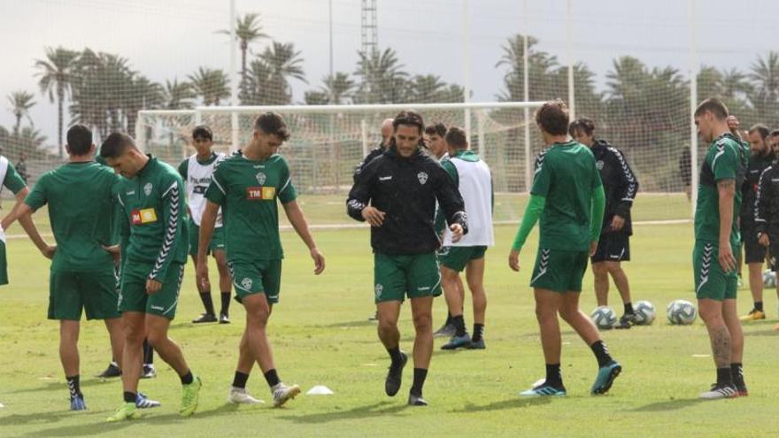 Los jugadores del Elche, durante el entrenamiento de este miércoles