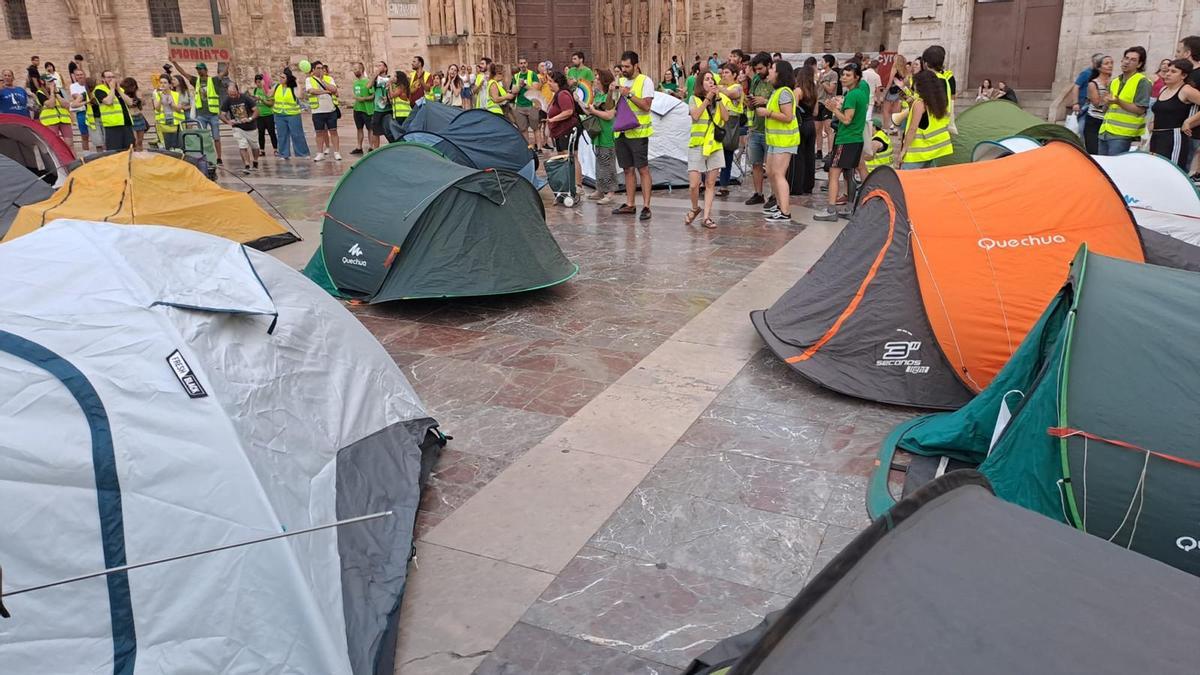 Algunas de las tiendas en la acampada