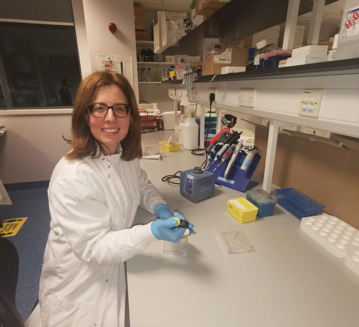 Lorena García en el laboratorio.