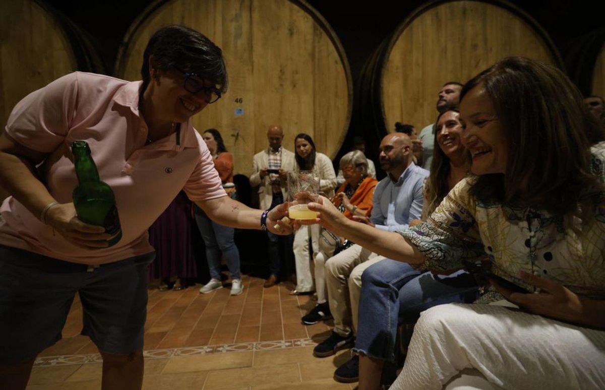 Los campeones de escanciado de Asturias posan junto a las autoridades en una foto de familia en la sidrería Llagar Menéndez.