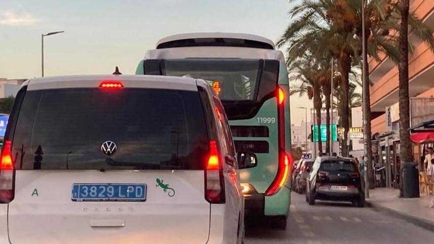 Los autobuses de la línea 14 y su alergia a las paradas