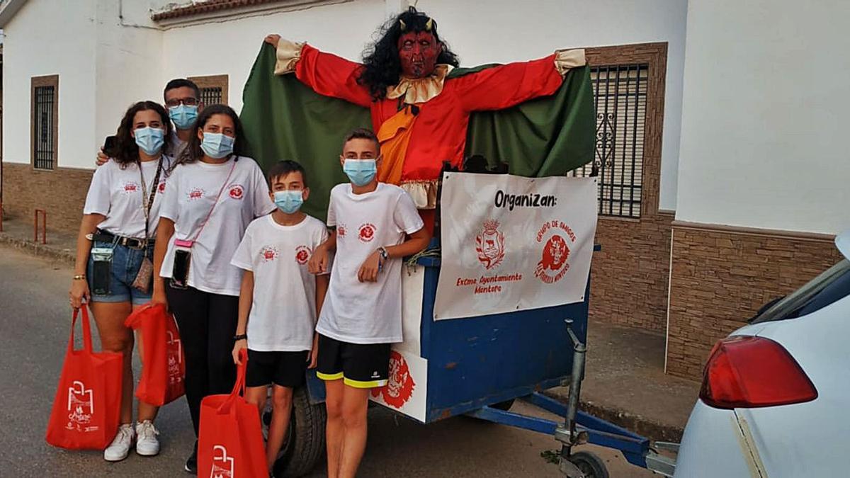 La Diablilla, con un grupo de colaboradores, sobre la pequeña carroza en la que recorrió los barrios.