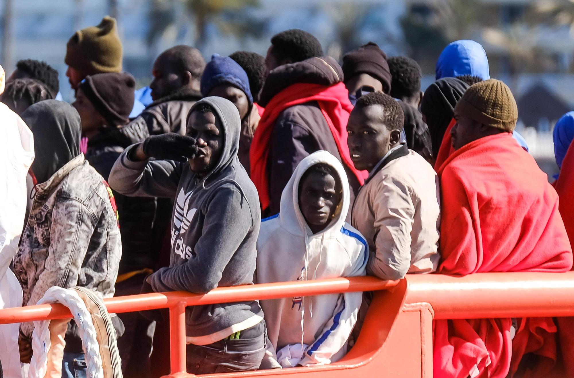 Salvamento Marítimo traslada a 115 migrantes al muelle de Arguineguín