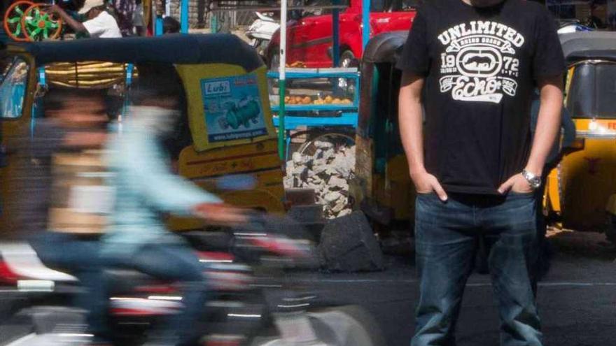 El arquitecto Mario Yáñez, en una calle de Hyderabad, en la India, donde reside en la actualidad.