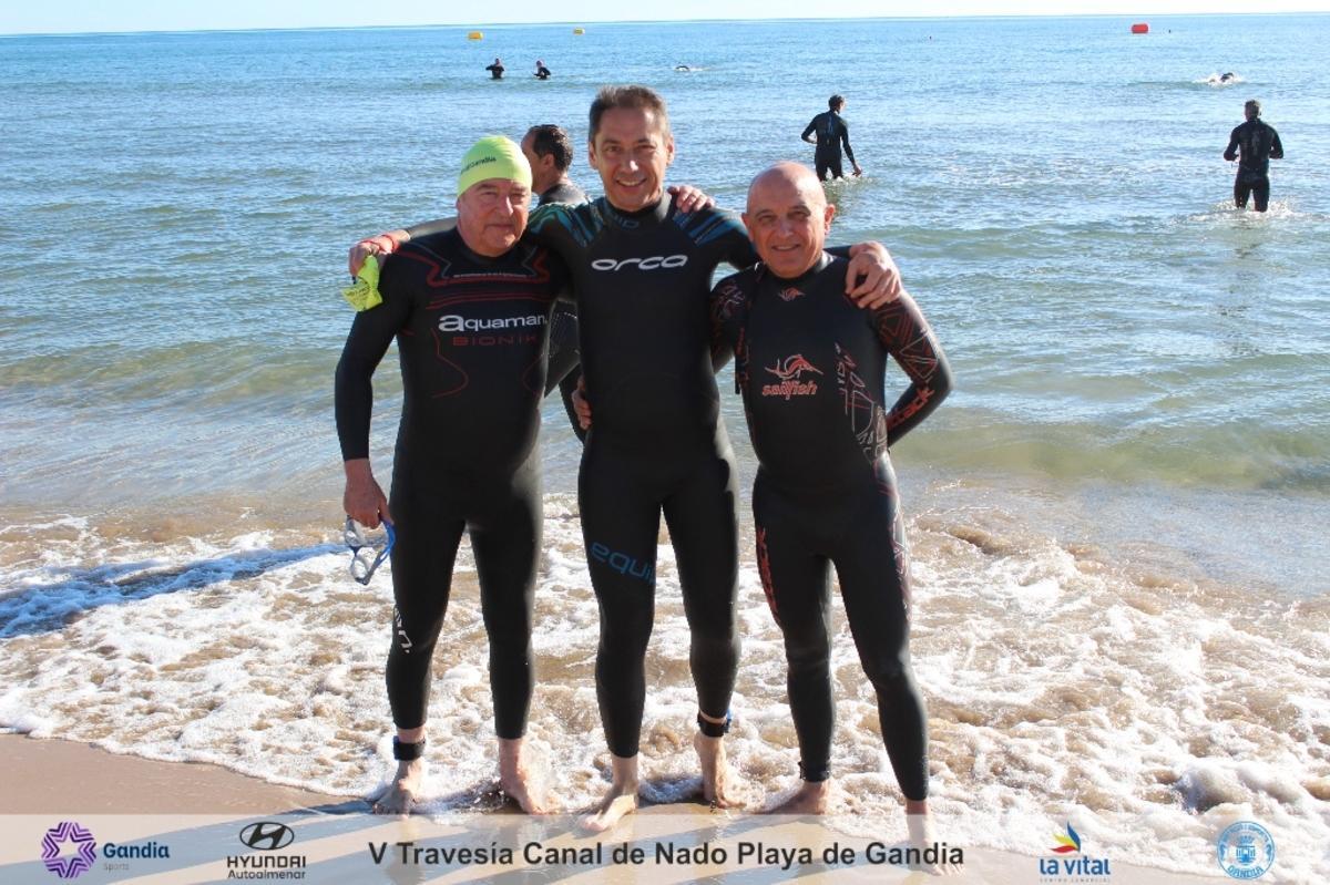 Participantes en la travesía del año pasado en la playa de Gandia